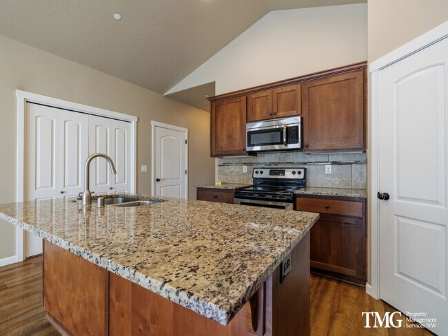 Foto del edificio - Centrally Located Townhome with Attached G...