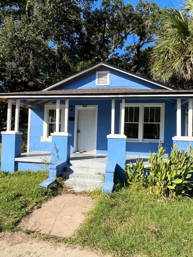 Building Photo - Charming Downtown Home