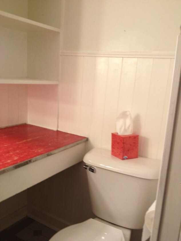 Building Photo - 1002 W 4th St