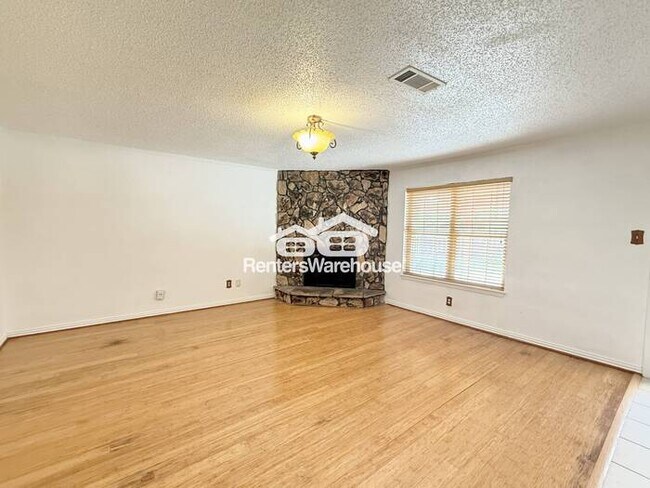 Foto del edificio - 3-Bedroom, 2-Bath Home on a Spacious Corne...