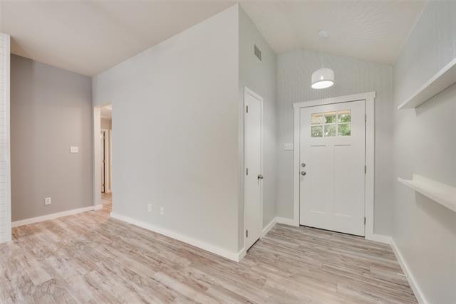 Foto del edificio - 9216 Newport Ln