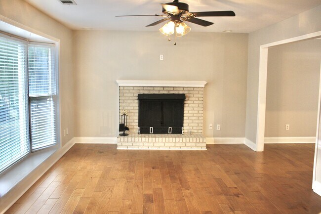 Foto del edificio - 4858 Riverwood Pl