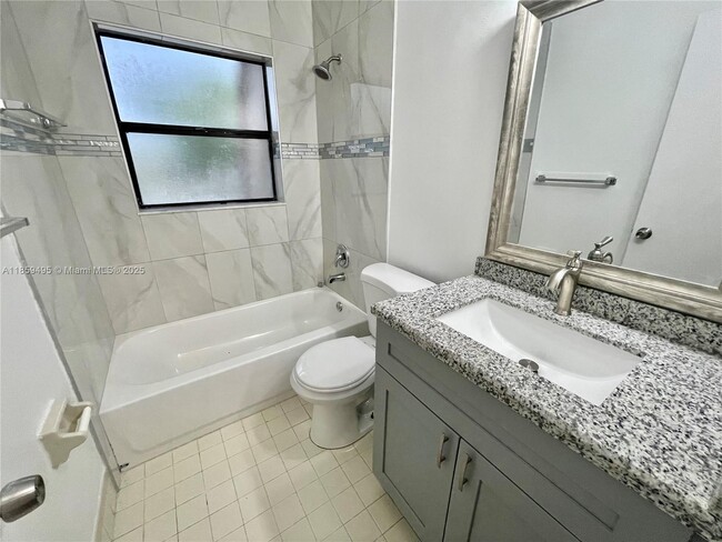 Foto del edificio - 10992 Royal Palm Blvd