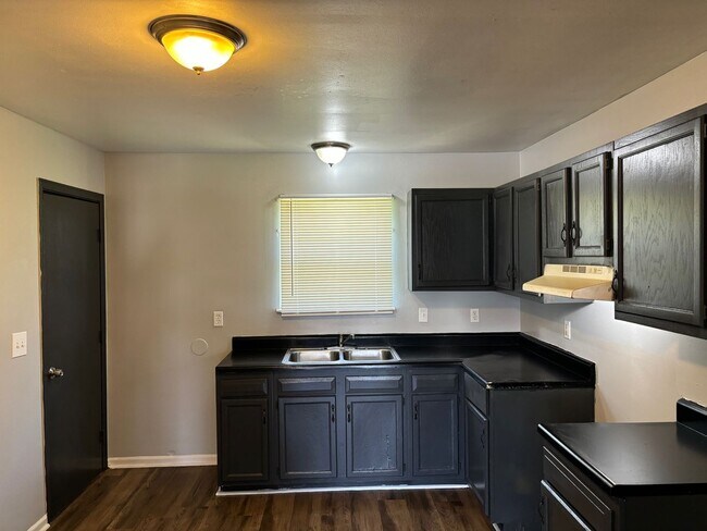 Building Photo - 3 Bedroom