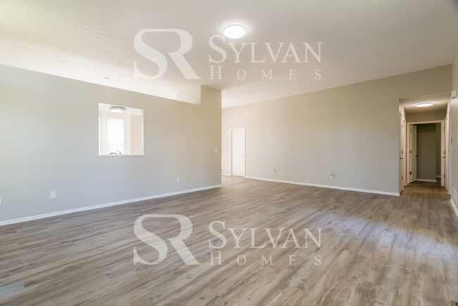 Building Photo - Cute, cozy and comfortable