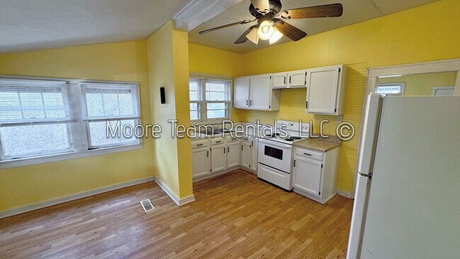 Foto del edificio - 2BR Home with Water, Sewer & Lawn Care Included + Covered Porch