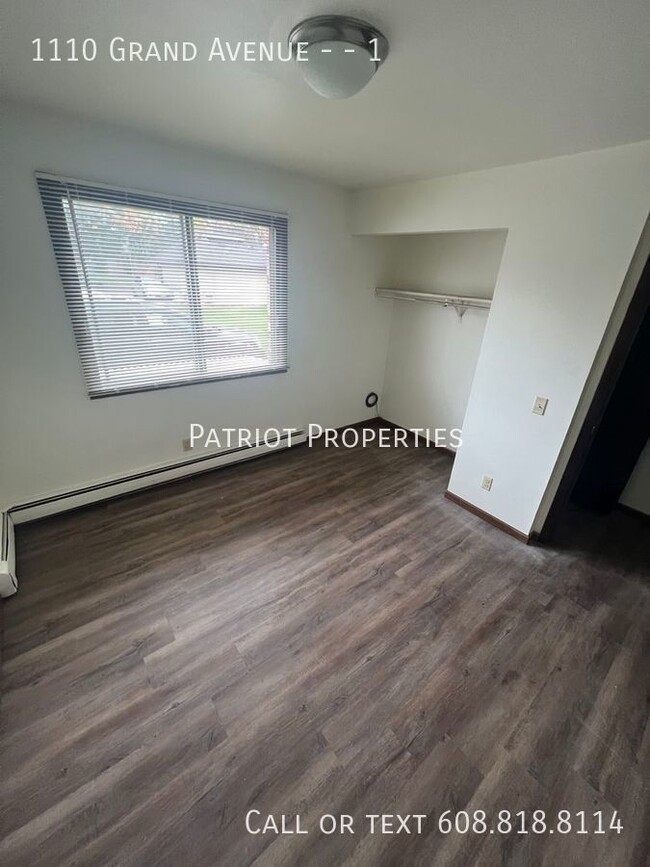Building Photo - 2 bed/1 bath apartment in Prairie Du Sac, WI!