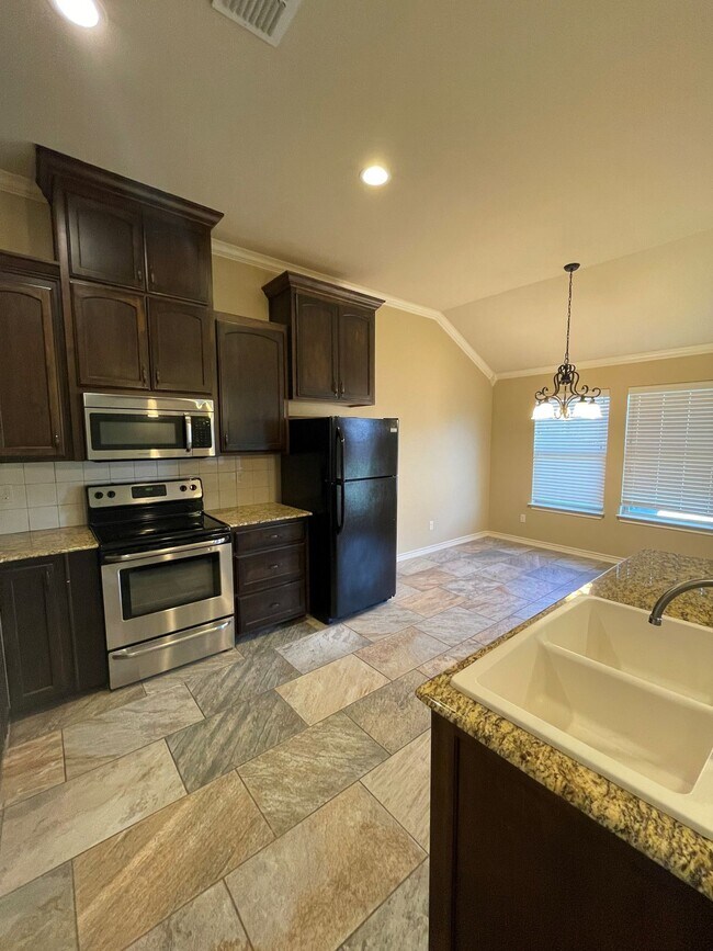 Foto del edificio - Beautiful 3-bed/2-bath with garage!