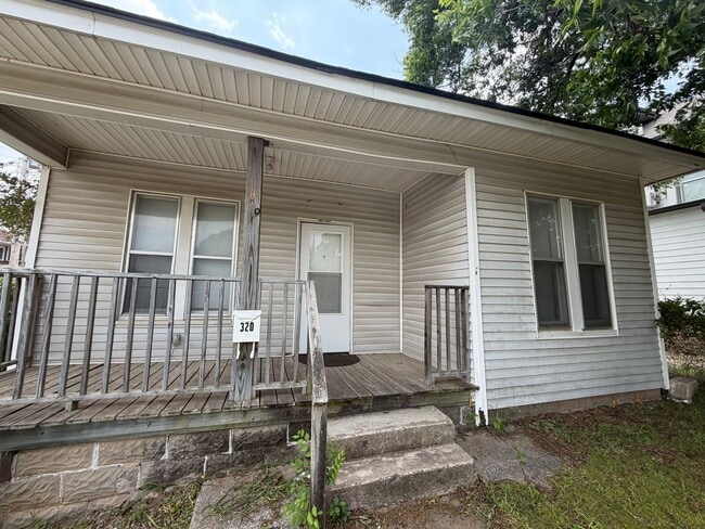 Building Photo - 3bed/1bath Home Available Just Steps Away From Norman's Campus Corner!!