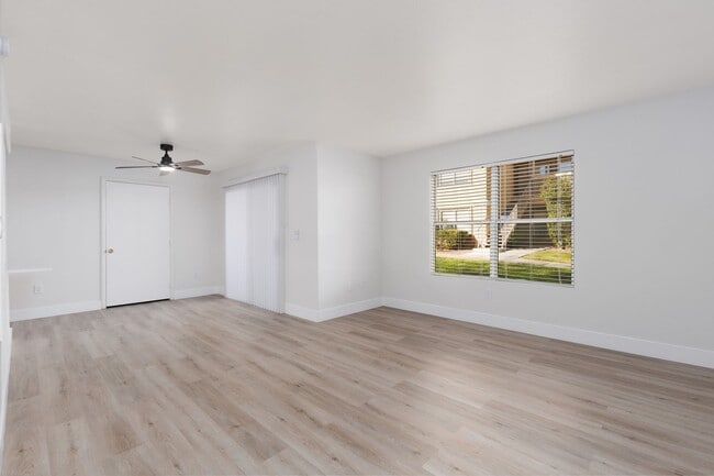 Foto del edificio - Completely remodeled 1st floor unit in gated Silverado Ranch community