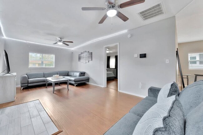 Foto del edificio - 1905 W St Louis St