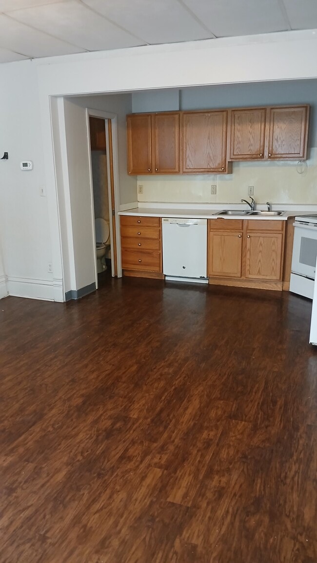 Building Photo - 628 N Linn St