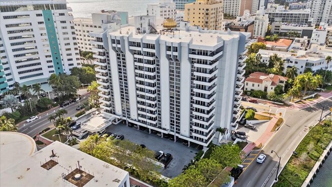 Foto del edificio - 3200 Collins Ave