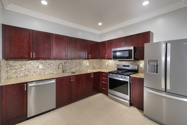 Quartz Counters/Backsplash - Fairfield Townhouses At Ridge