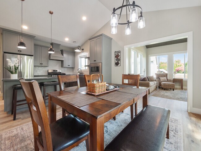 Kitchen/Dining Area - 3319 Lakecrest Rd NE