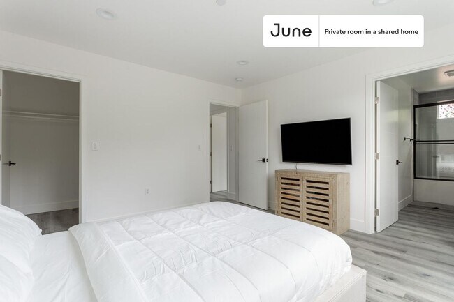 Foto del edificio - Private bedroom in 4 bed/3 bath Home
