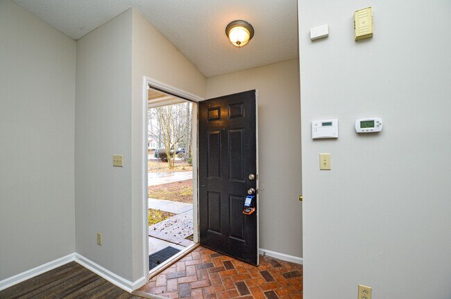 Foto del edificio - Easy Commute to the University or Uptown Charlotte COMING SOON!!!