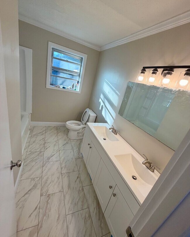 Foto del edificio - 623 Maynard Dr