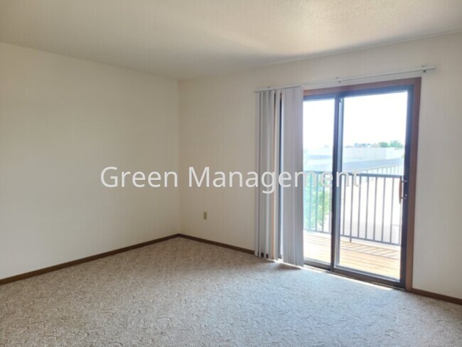 Foto del edificio - 2 Bedroom top floor with balcony