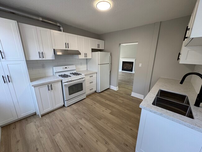 Photo du bâtiment - Renovated 2 Bedroom on Locke St South