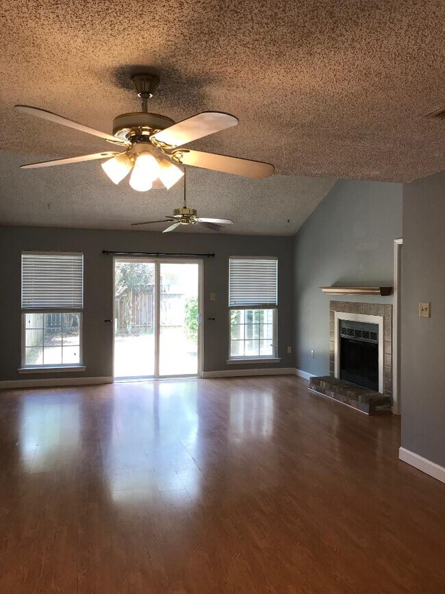 Building Photo - 330 Misty Creek Dr