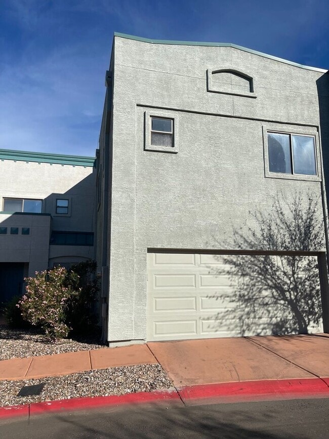 Foto del edificio - Clean Townhome in Great Location