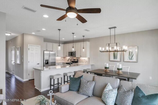 Foto del edificio - 131 Pinebury Ln