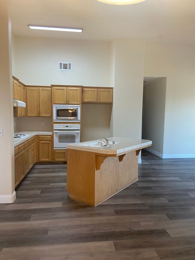 Building Photo - Charming Family Home