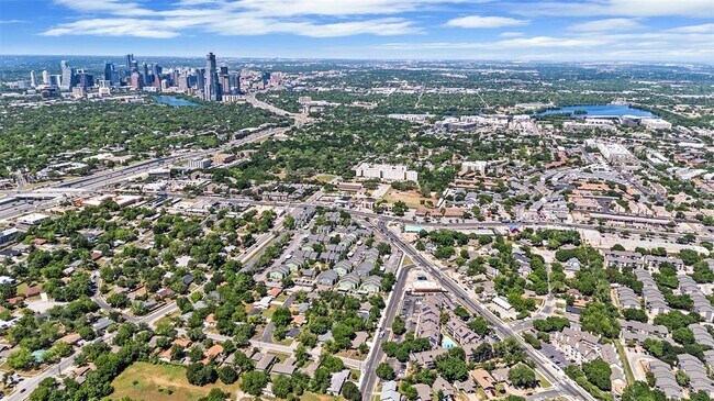Foto del edificio - 2500 Burleson Rd
