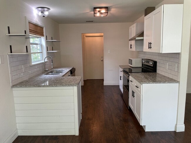 Building Photo - 3 bedroom 2 bath home located in Great Nor...
