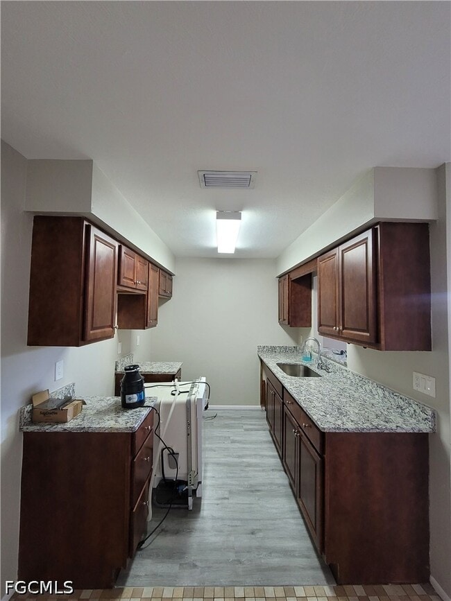 Foto del edificio - 4807 Triton Ct E