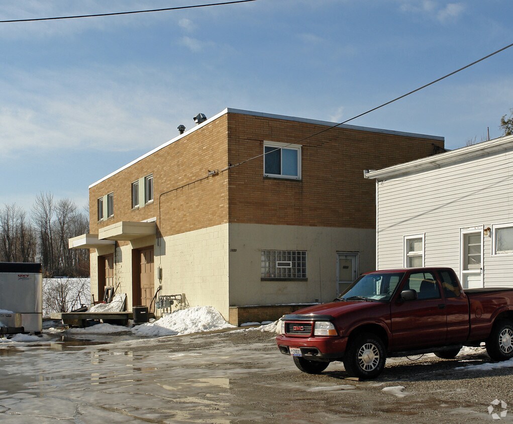 Foto del edificio - 5833 Royalton Rd