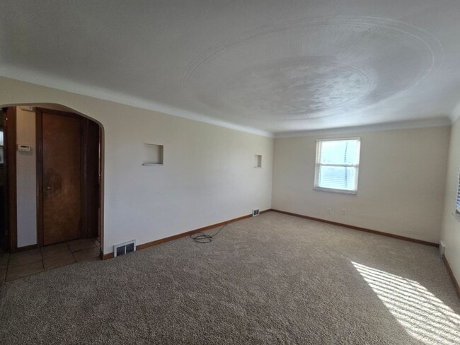 Building Photo - 305 Longview Dr