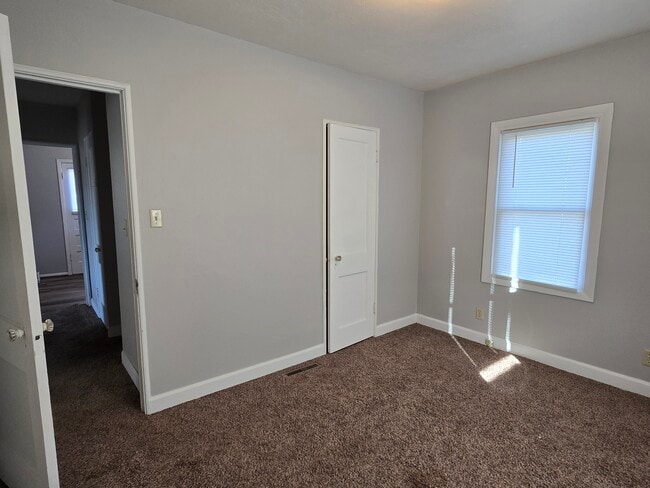 Building Photo - 1016 W 5th St S