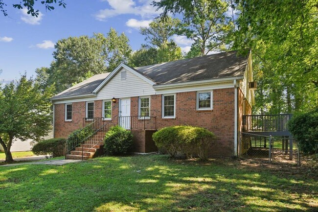 Foto del edificio - 5659 Whispering Pines Rd