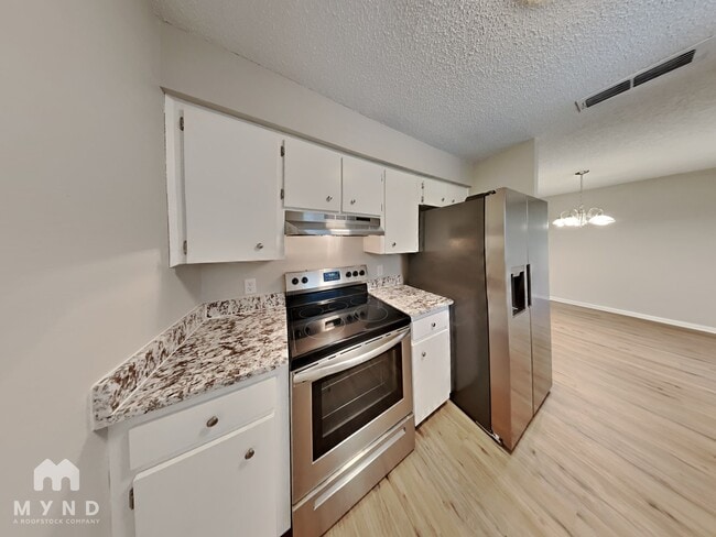 Building Photo - 132 E Poinsettia St