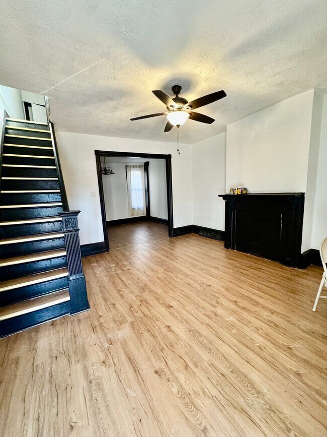 Building Photo - 3 Bedroom Home Available Now