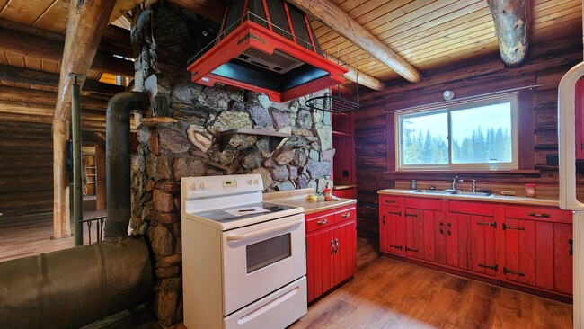 Building Photo - Beautiful Log Cabin in Condon