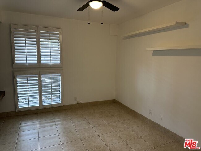 Foto del edificio - 4477 Woodman Ave