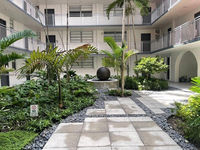 Foto del edificio - 680 NE 64th St