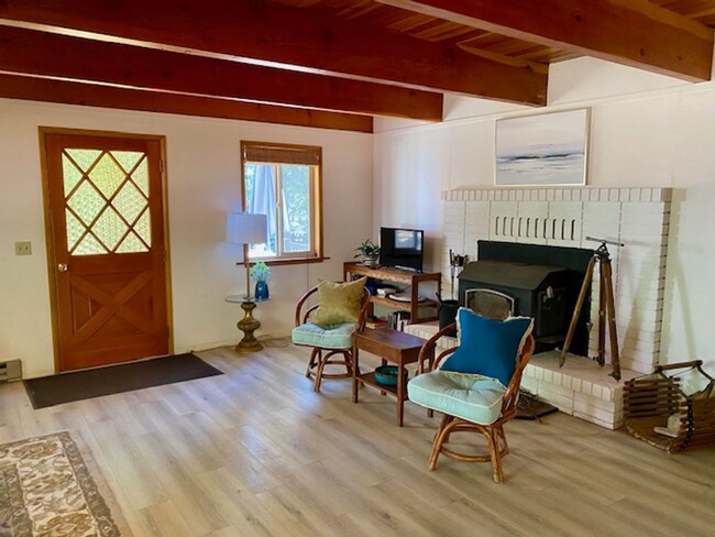 Foto del edificio - FULLY FURNISHED RENTAL IN LAKE ALMANOR COU...