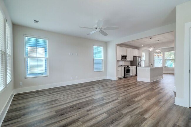 Building Photo - 243 Symphony Ave