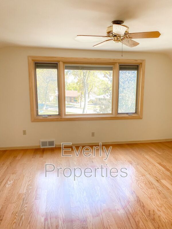 Building Photo - 3113 W Drury Ln