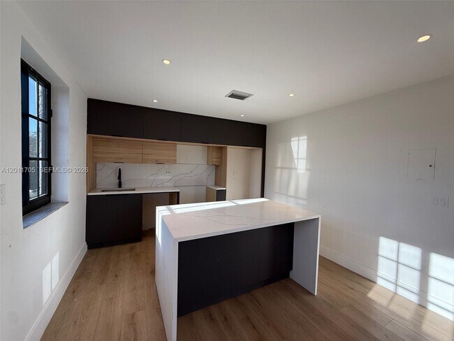 Foto del edificio - 1716 SW 11th St
