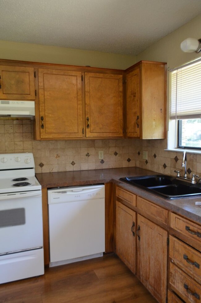 Building Photo - 205 Horseshoe Dr