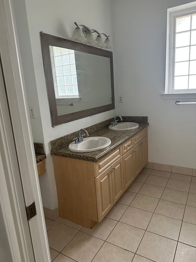 Building Photo - Large 3 bed 2 bath home, One car garage