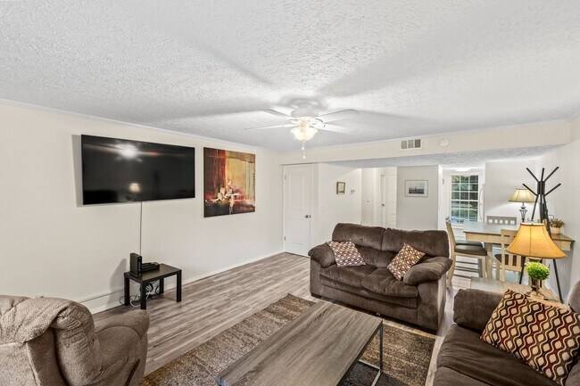 Foto del edificio - Lovely End Unit Townhome in Southside Sava...