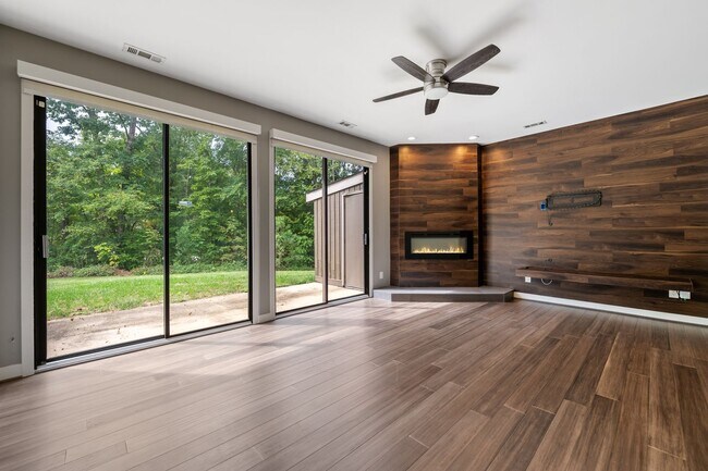 Foto del edificio - Beautifully Remolded 3 Bedroom + 2 Full Ba...