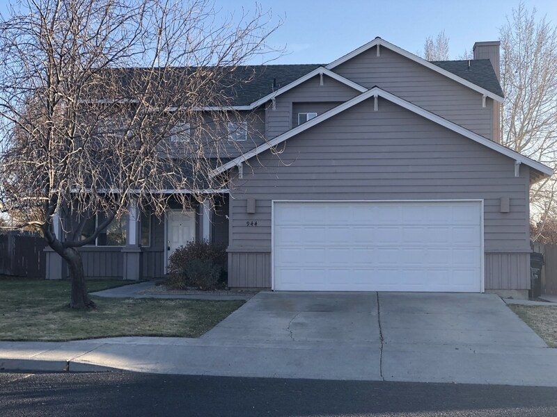 Primary Photo - 944 NW Oak Pl