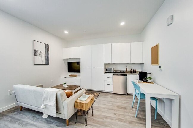 Building Photo - New Luxury Apartment at Artthaus Six. 3 mo...